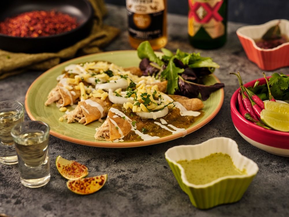 Plato de cocina mexicana tradicional de Tres Marías sobre fondo cálido.